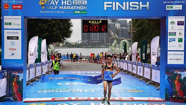 裴文勇运动员以1时12分54秒的成绩夺得半程马拉松赛项冠军。