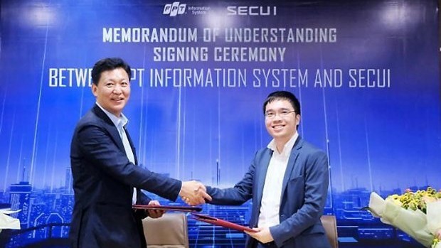 SECUI执行经理政杉泳（左）与FPT Information System经理阮黄明签署合作协议。