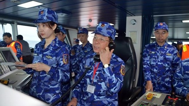 越南海警一区司令部司令陈文诗大校与中国海警局直属第四局执法部部长黄敏大校进行电话会谈。