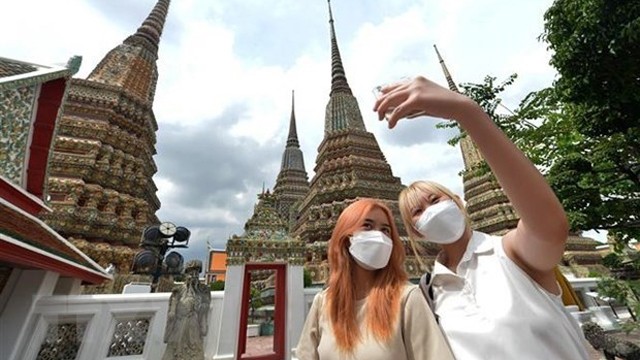 参观泰国曼谷的游客。