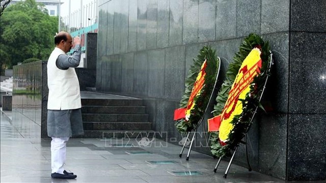印度下议院议长奥姆•博拉拜谒胡志明主席陵并敬献花圈。
