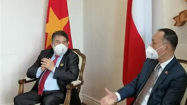 范长江大使与洛斯里奥斯省省长路易斯•库维蒂诺交谈。