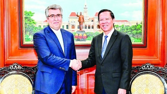 胡志明市委常务副书记潘文买会见伊朗驻越南大使阿里·阿克巴·纳扎里。（图片来源：西贡解放报）