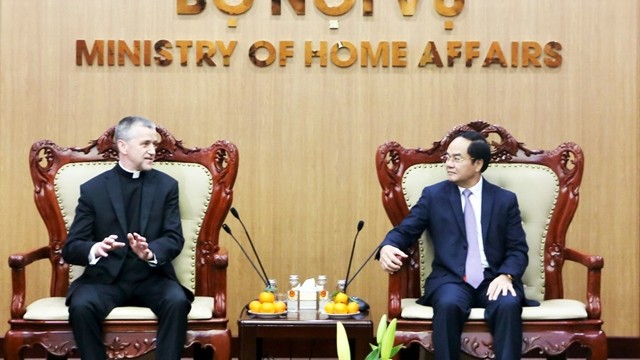 越南内务部副部长武战胜会见梵蒂冈圣座国务院与各国关系部门副秘书长瓦霍夫斯基。