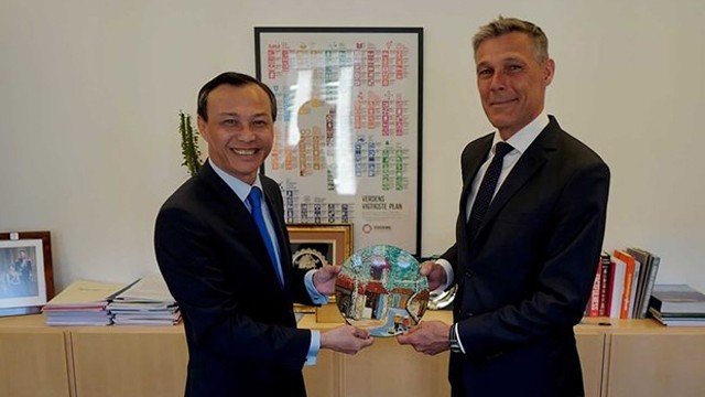 越南驻丹麦大使梁青毅4月20日礼节性拜会丹麦外交部贸易和全球可持续性副部长斯蒂恩•霍梅尔。