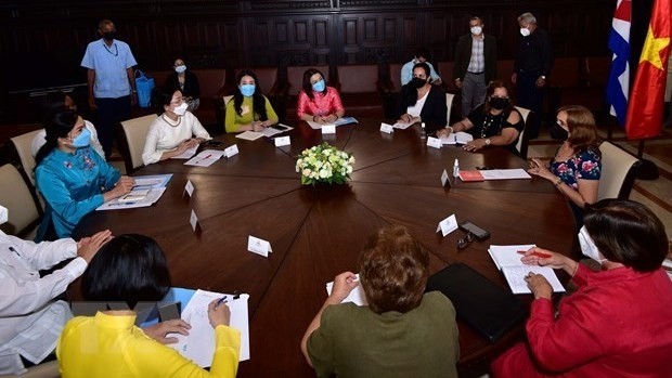越南妇女联合会主席何氏娥与古巴全国人民政权代表大会领导举行工作会谈。（图片来源：越通社）