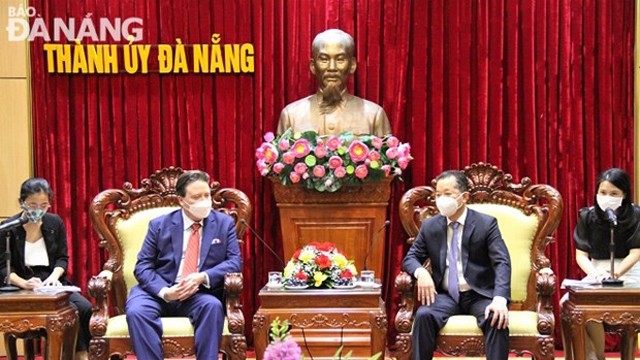 岘港市委书记阮文广会见美国驻越南大使马克·纳珀。