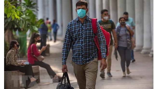 附图：印度人民佩戴口罩抗击疫情。（图片来源：THX/TTXVN）