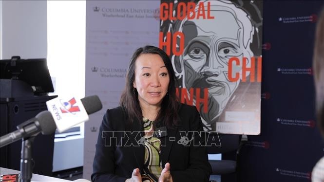 莲姮阮教授接受越通社记者的采访。