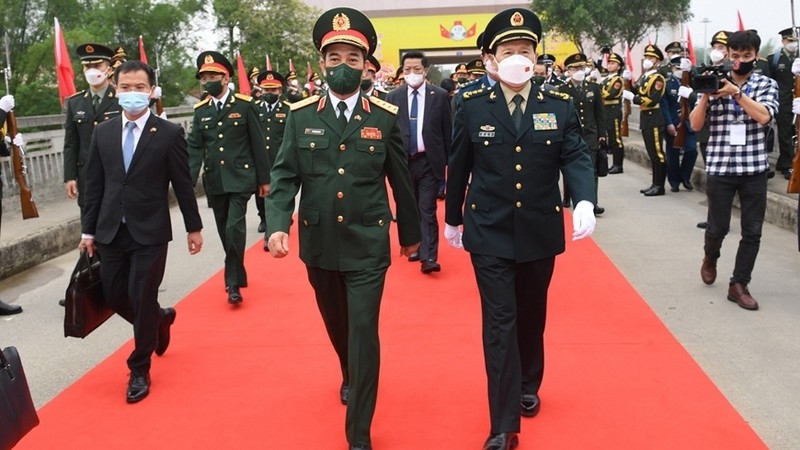 越南国防部长潘文江大将和中国国务委员兼国防部长魏凤和上将。