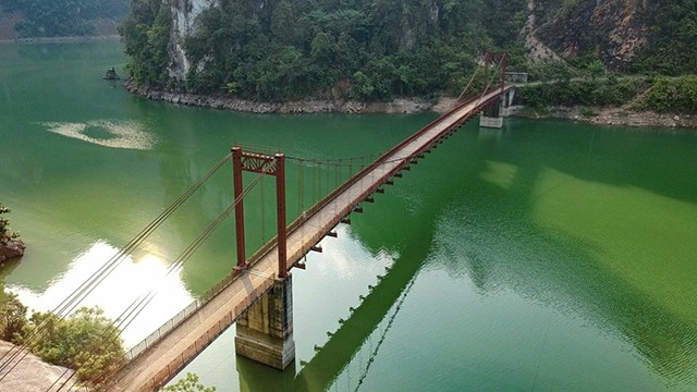 横跨山罗水电湖的巴风桥。（图片来源：越通社）