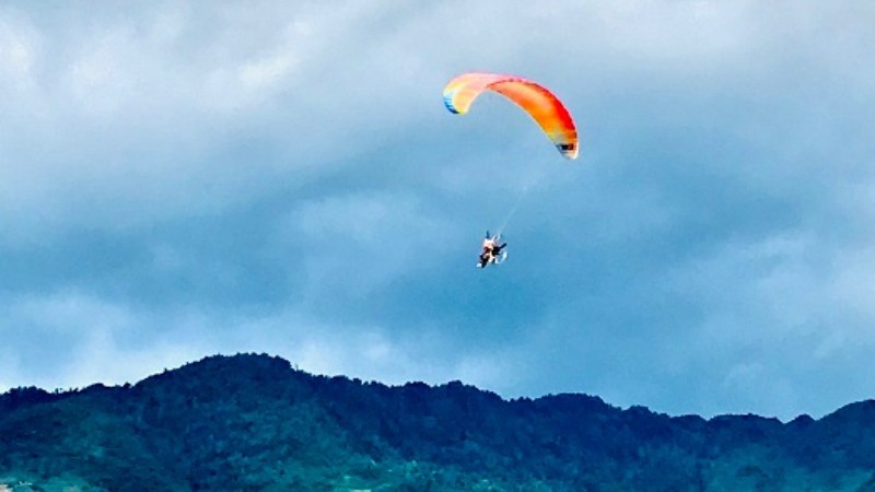 安沛省举行“在梯田放水季节”滑翔伞飞行。