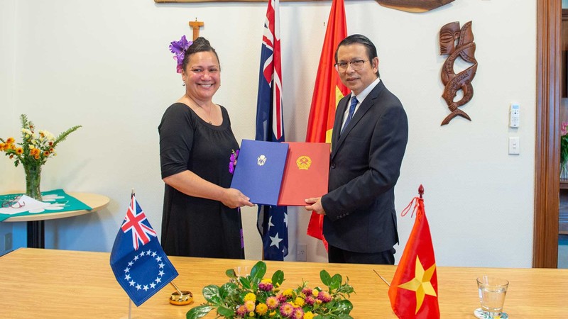 越南驻新西兰大使阮文忠和库克群岛驻新西兰高专伊丽莎白·赖特-科特卡签署越南与库克群岛建立外交关系的联合公报。（图片来源：国际报）
