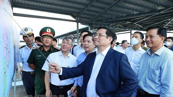 越南政府总理范明正视察陈提港。（图片来源：越通社）