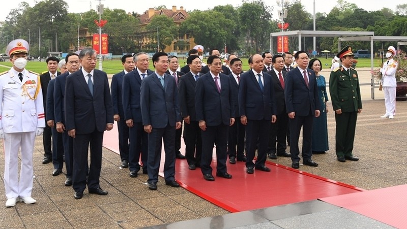 越南党和国家领导拜谒胡志明陵。（图片来源：人民军队报）