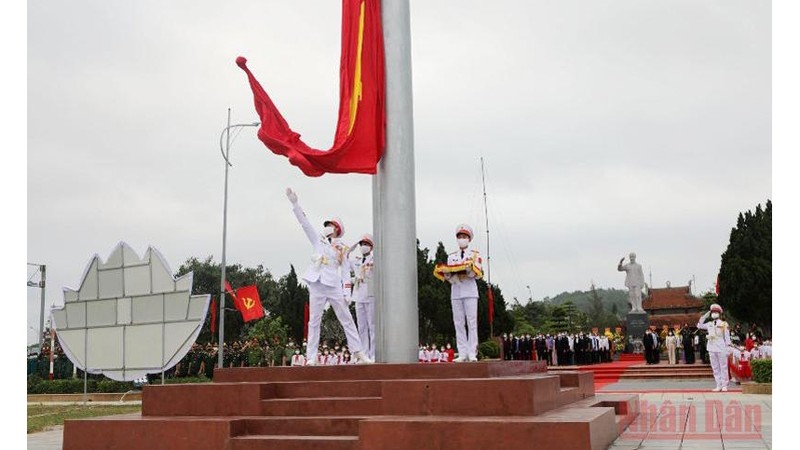 广宁省姑苏岛上祖国旗台竣工仪式和升旗仪式隆重举行。