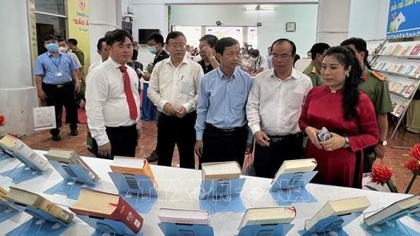 众多人参观关于胡志明主席的专题图书展。（图片来源：越通社）