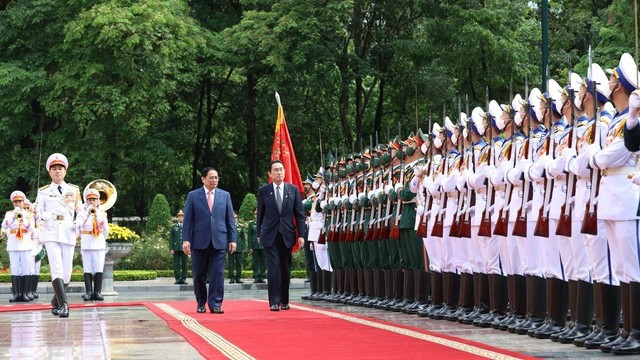 范明正总理和岸田文雄首相检阅仪仗队。