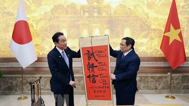 范明正总理向岸田文雄首相赠送书法作品。（图片来源：越通社）