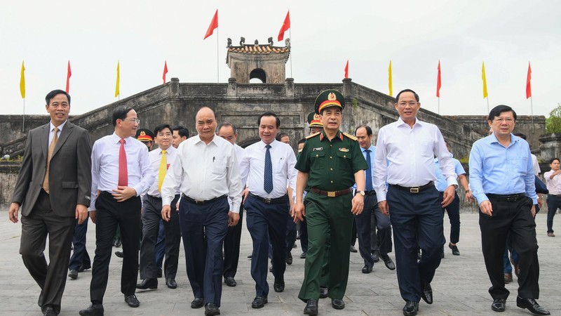 国家主席阮春福一行参观广治古城国家级特殊遗迹区。