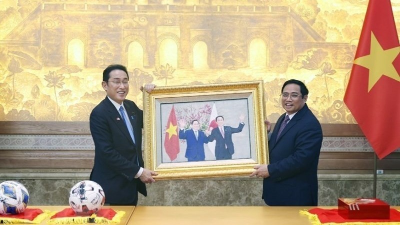 范明正总理向日本首相岸田文雄赠送纪念品。