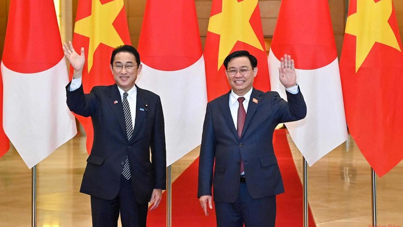 越南国会主席王廷惠与日本首相岸田文雄。（维玲 摄）