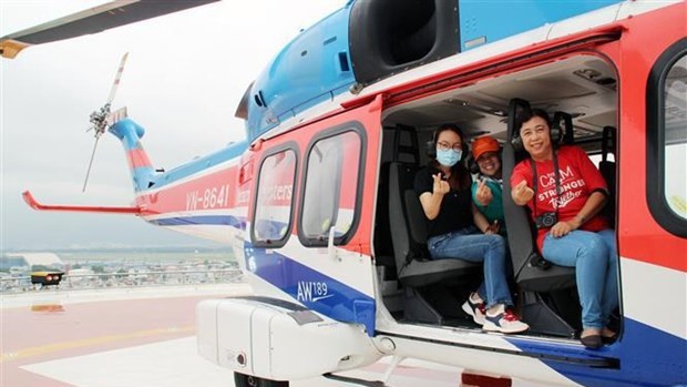 首批游客乘坐直升机俯瞰胡志明市。