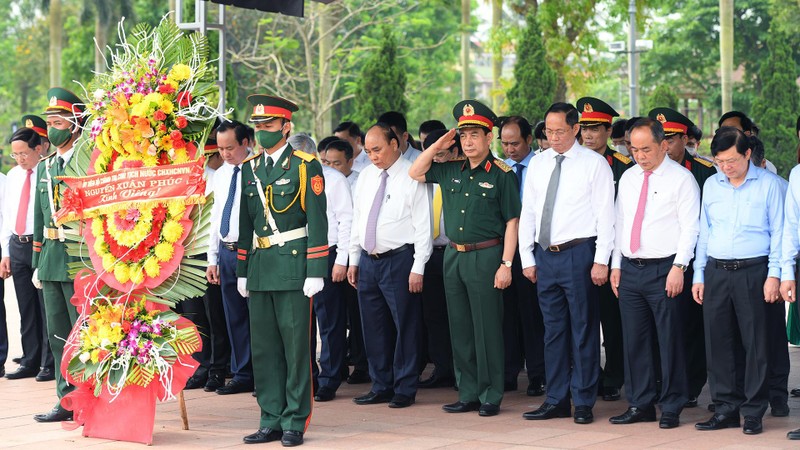国家主席阮春福在广治古城向英雄烈士敬香。（成达 摄）