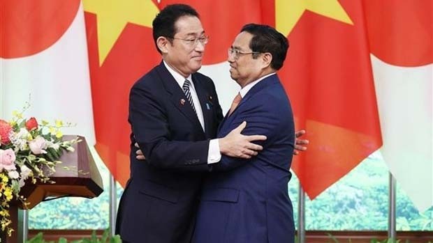 越南政府总理范明正与日本首相岸田文雄 。（图片来源：越通社）