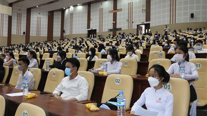 茶荣省各所高中学校的300名学生参加此次研讨会。