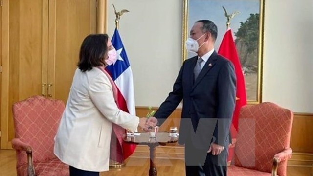 智利外交部长安东尼娅·乌雷霍拉·诺格拉会见越南驻智利大使范长江。