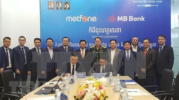 MB Cambodia 和 Metfone 的合同签署仪式。（图片来源：越通社）