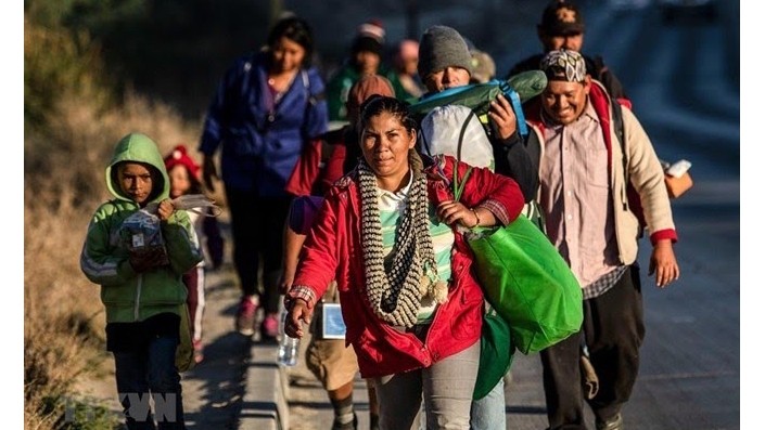 在墨西哥蒂华纳市的中美洲移民。（图片来源：AFP/TTXVN）