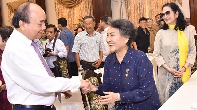 国家主席阮春福同与会代表亲切握手。