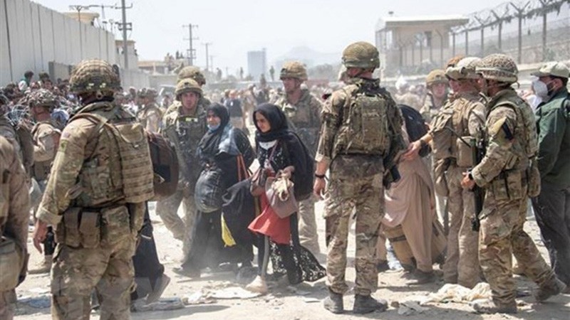 英国和美国士兵在阿富汗喀布尔机场履行协助疏散任务。 （图片来源：法新社/越通社）
