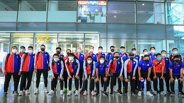 泰国队在内排国际机场合影。