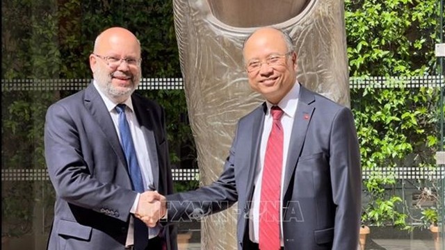 越南驻法国大使丁全胜与尼斯市副市长菲利普·普拉达尔（左）。