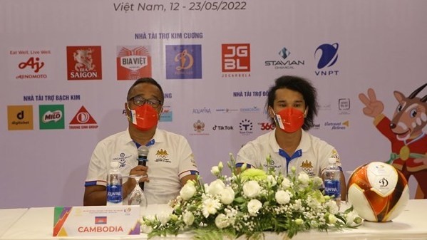 柬埔寨U23足球队主教练Ryu Hirose在新闻发布会上发表讲话。（图片来源：越通社）