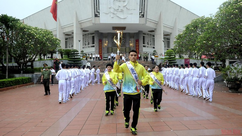 优秀运动员们参加第31届东运会取火仪式。（图片来源：人民报网）