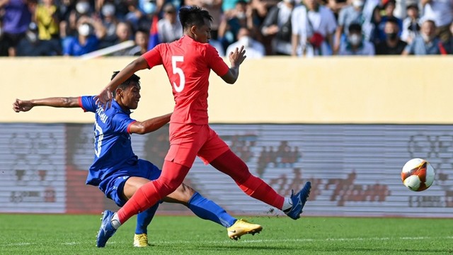 老挝球员推射攻门。