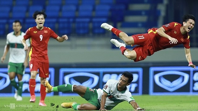 2022年卡塔尔世界杯亚洲区预选赛40强赛比赛中，印尼后卫普拉塔玛·阿罕对越南球员阮俊英犯规。
