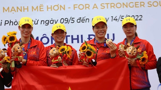 越南皮划艇运动员合影留念。