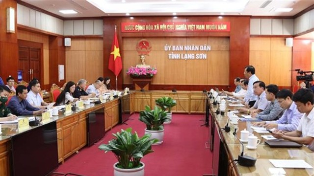 谅山省和北江省两地人民委员会领导召开工作会议。