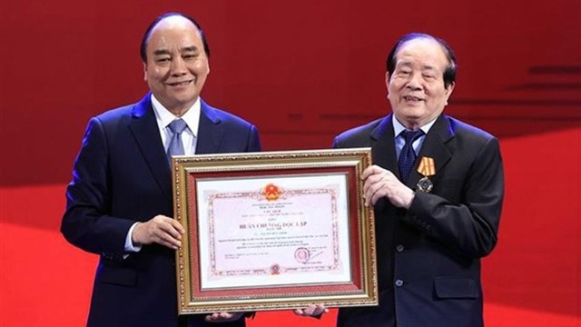 越南国家主席阮春福向诗人友请授予二级独立勋章。