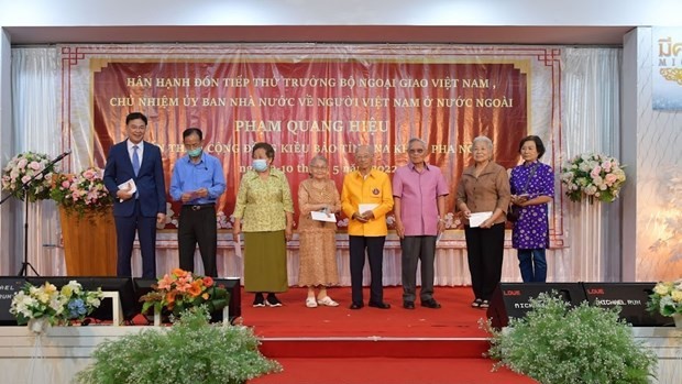 越南外交部副部长范光校向旅泰越侨授予奖状。（图源：越通社）