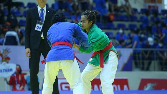 越南运动员苏氏妆和菲律宾运动员海伦•阿克洛彭交锋。