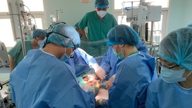 越南承天顺化省顺化中央医院医务人员进行心脏移植手术。
