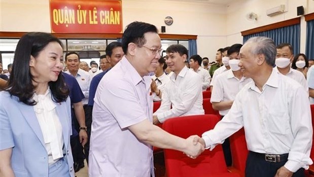 国会主席王廷惠接触海防市黎真郡选民。（图片来源：越通社）