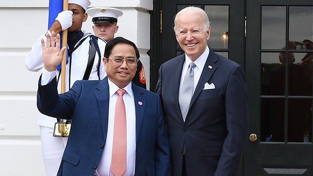 越南政府总理范明正会见美国总统拜登。（图片来源：VGP）