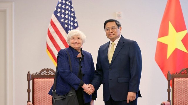 范明正总理与美国财政部长珍妮特·耶伦握手。